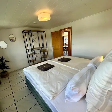 Familie Oder Beruflich - Dachterasse - Gemuetlich - Kueche - Naehe Flughafen Apartmán *